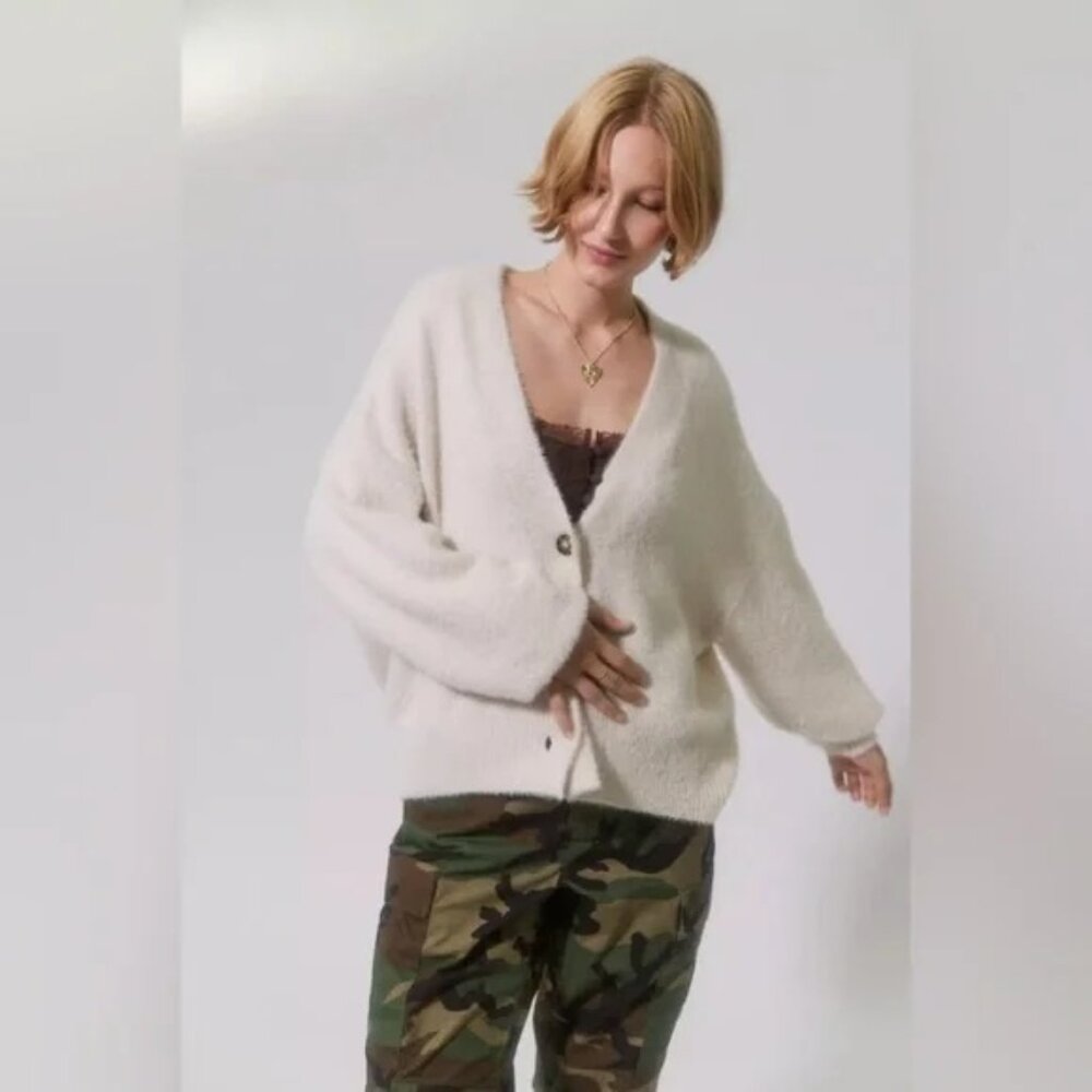 Urban Outfitters S cream oversized cardi fuzzy cardigan sweater button up baggy - Picture 2 of 11